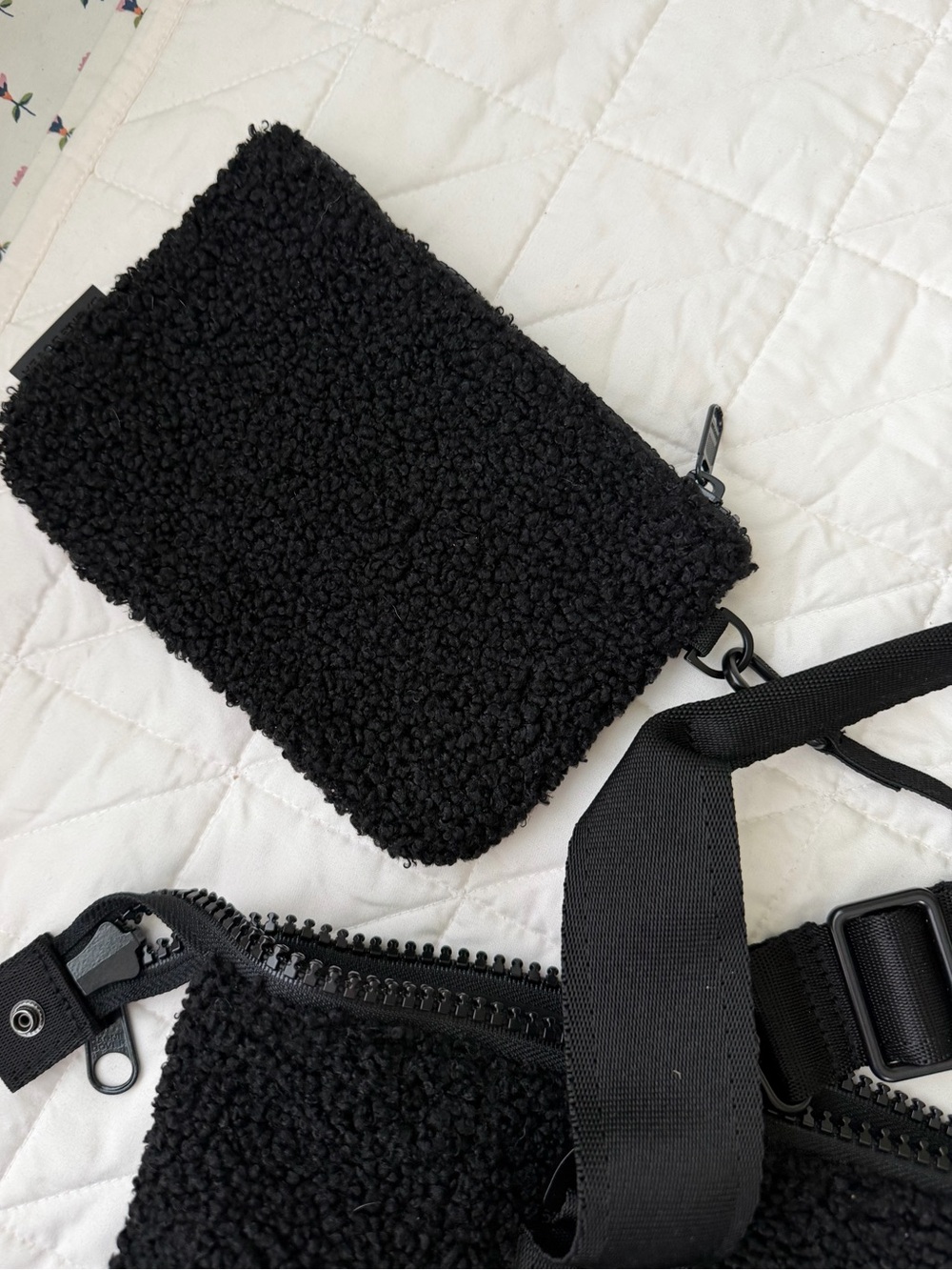 Excellent condition! Dagne Dover Onyx Shearling Black Sherpa Purse/Bag - Picture 4 of 7